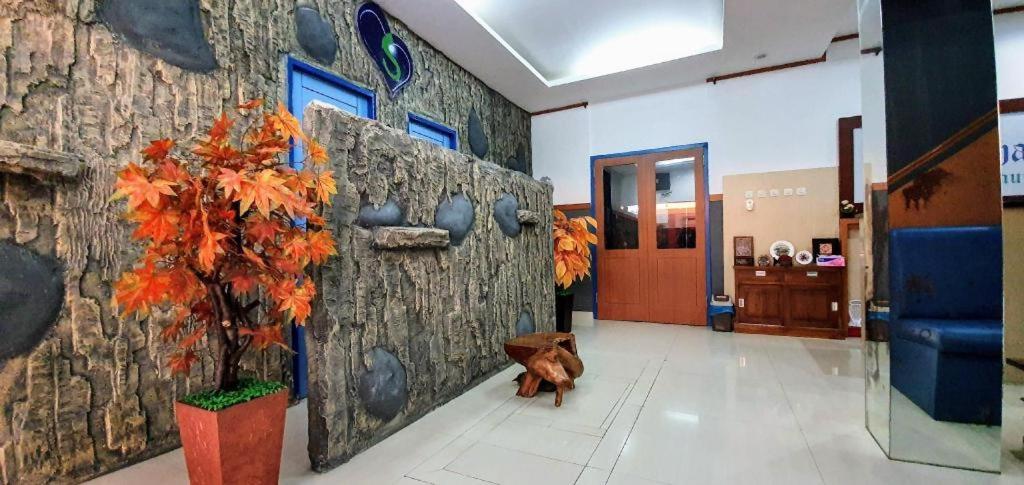 B Shaw Hotel Джакарта Екстериор снимка