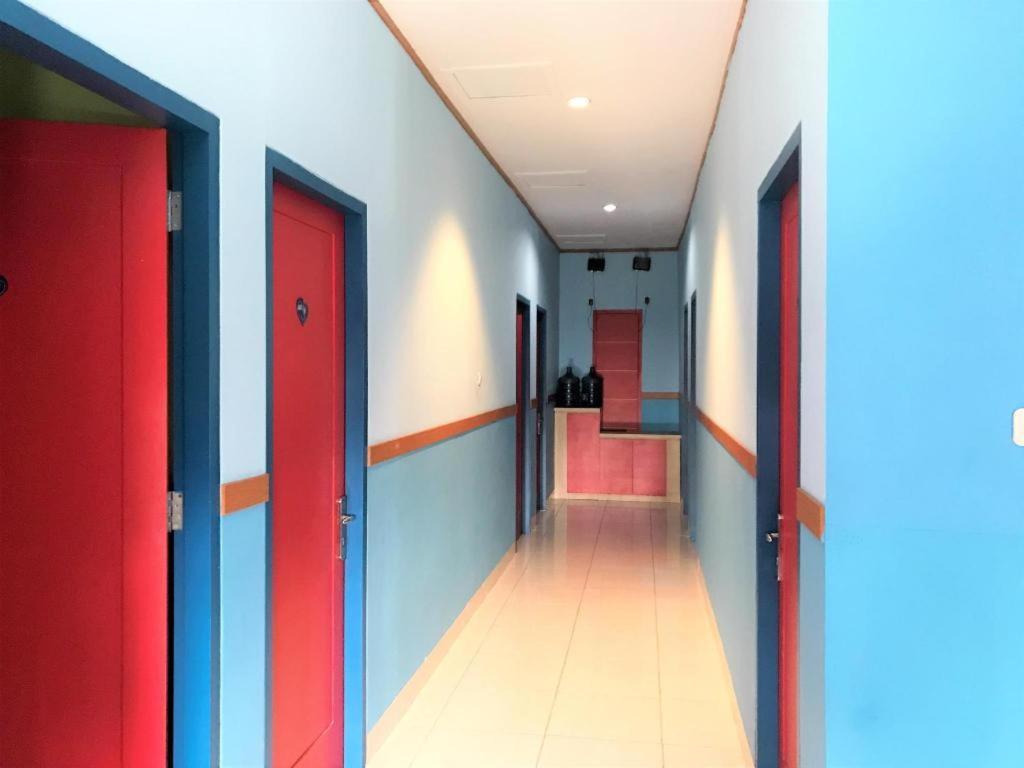 B Shaw Hotel Джакарта Екстериор снимка