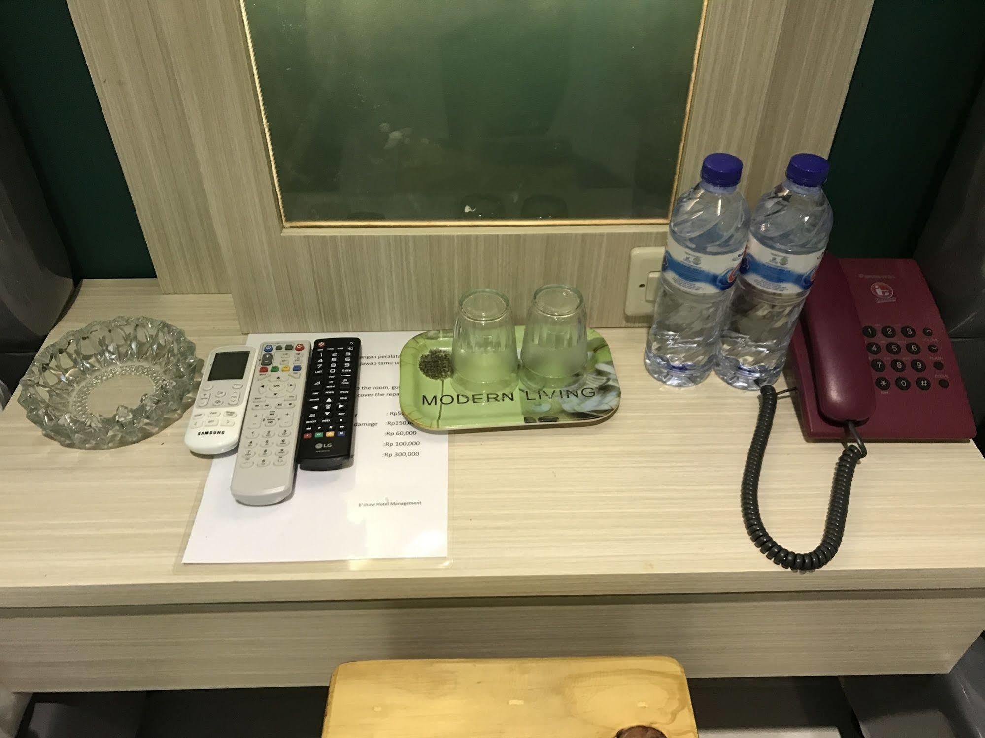B Shaw Hotel Джакарта Екстериор снимка